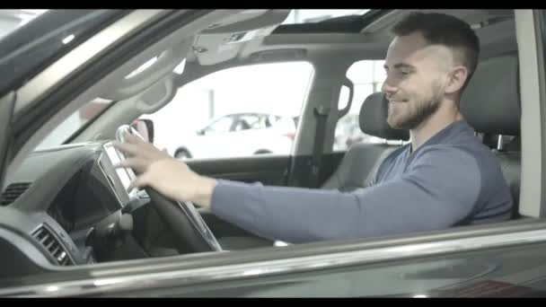 Cliente Masculino Desfrutando Interior Carro Luxo Automóvel Novo Salão Beleza — Vídeo de Stock