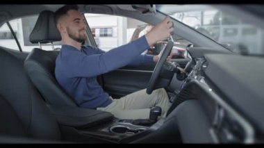 Sürücü ve arkadaşı gülümseyen ve selfie birlikte yapma.