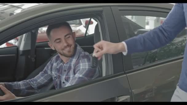 Junger brünetter Mann mit Bart sitzt auf Beifahrersitz im Auto. — Stockvideo