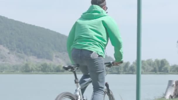 O passeio rápido na bicicleta ao redor do lago . — Vídeo de Stock