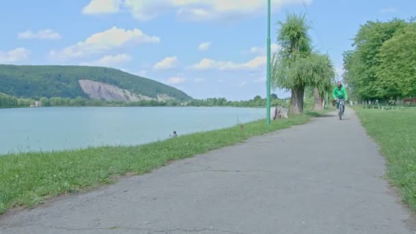 El video de rodaje del hombre montando una bicicleta . — Vídeos de Stock
