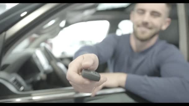 Homem apreciando o interior do carro em automóvel novo no salão de auto — Vídeo de Stock