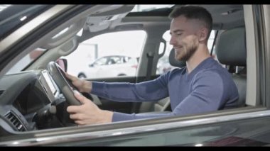 Direksiyon simidinde elele ve yeni otomatik zevk adam. 