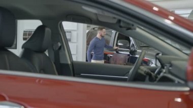 Yeni araba için gelen adam.