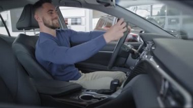 Yeni araba salonda tatma adam.