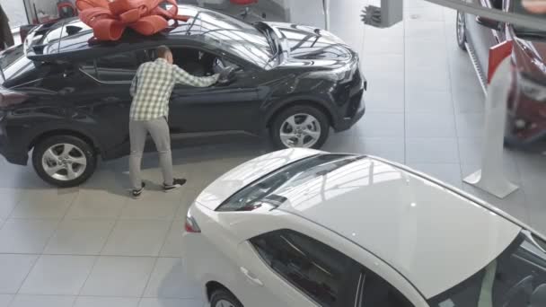 Vista desde la distancia de hombre con estilo que viene a nuevo coche . — Vídeo de stock