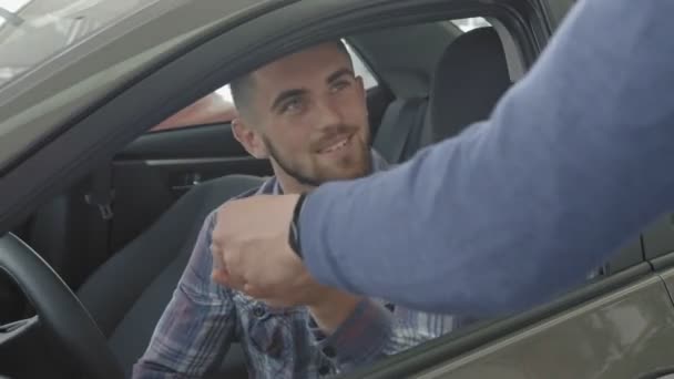 Homem Positivo Camisa Quadriculada Levando Chave Gerente Vendedor Cliente Apertando — Vídeo de Stock