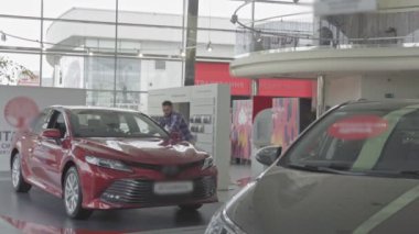 İki adam araba hakkında konuşmak satın aldıktan sonra el sallayarak.