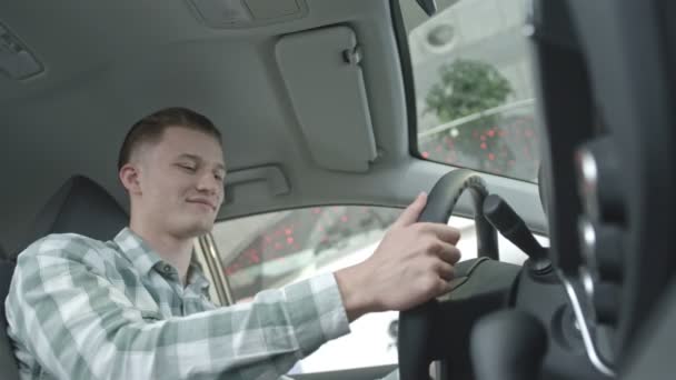 Manos Masculinas Manteniendo Volante Del Coche Nuevo Tablero Negro Salón — Vídeos de Stock