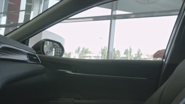 Man coming to car, touching door inside through open window. — Stock Video