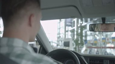 Deri salon ile lüks araba bir adamın arka koltuktan görüntülemek.