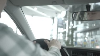 Deri salon ile lüks araba bir adamın arka koltuktan görüntülemek.