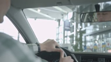 Deri salon ile lüks araba bir adamın arka koltuktan görüntülemek.