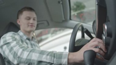 Araba iyi tasarlanmış salon ile ön koltukta oturan adam.