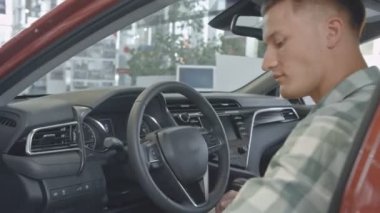 Pahalı bir araba direksiyon başında oturan başarılı adam