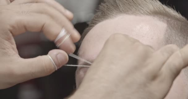 Fechar o processo do procedimento de enfiamento na barbearia. Movimento lento . — Vídeo de Stock
