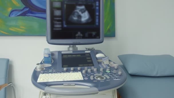 Macchina per ecografia medica. Schermo a ultrasuoni per la diagnostica sanitaria presso il centro medico — Video Stock