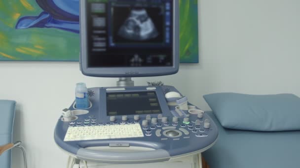 Máquina de ultrasonido médico. Máquina de ultrasonido de pantalla para el diagnóstico en la atención sanitaria en el centro médico — Vídeo de stock