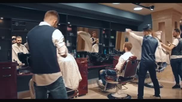 4K CINEMAGRAPH - Jovem bonitão recebendo um corte de cabelo em uma barbearia moderna . — Vídeo de Stock