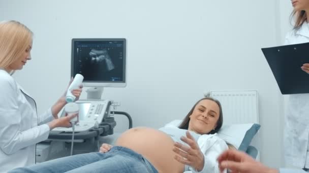 Close-up, arts en patiënt in het kantoor van Ultrasone diagnostiek. Zwangere jonge vrouw op een Review in het Medical Center — Stockvideo