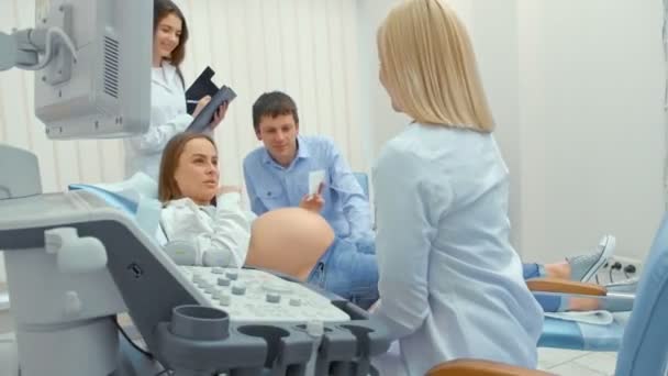 Un médecin d'une femme donne une photo d'échographie à une femme enceinte. La fille attendait un nouveau-né. Conception de la maternité . — Video