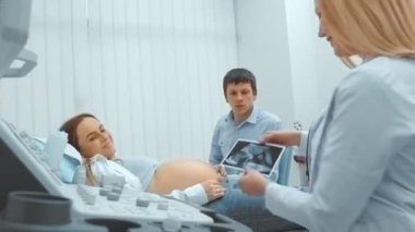 Ofis ultrason teşhis kanepede bebek ultrason tarama bakarak mutlu çift