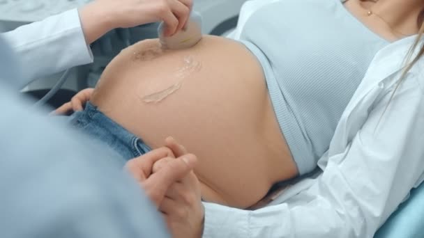 Doctor vrouw het uitvoeren van een echografie procedure op zwangere mooie vrouw. — Stockvideo