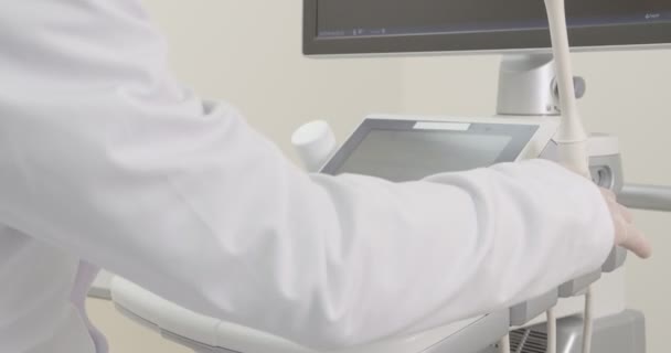 Diagnostica ecografica dei linfonodi sul collo. Uomo barbuto sdraiato in armadietto medico . — Video Stock