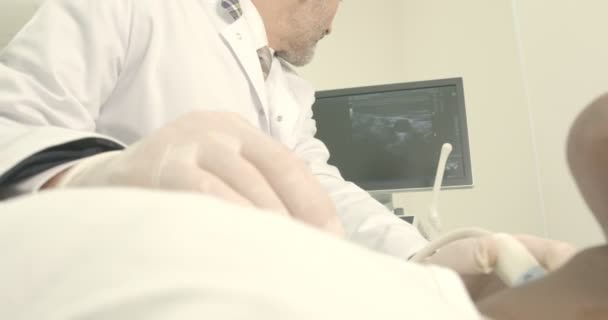 Doktor ultrason taraması yapmak ve insan boyun üzerinde lenf nodları inceleyerek. Özel klinikte tıbbi kabine yatan Afrika hasta modern ekipman wih.