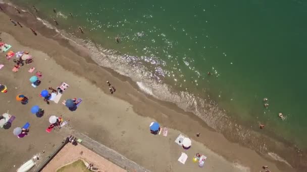 A videó lövés a strand a Tirrén-tenger partján a drone. — Stock videók