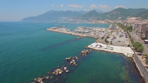 El video de la filmación del paseo marítimo en la costa tirrena desde el avión no tripulado . — Vídeo de stock