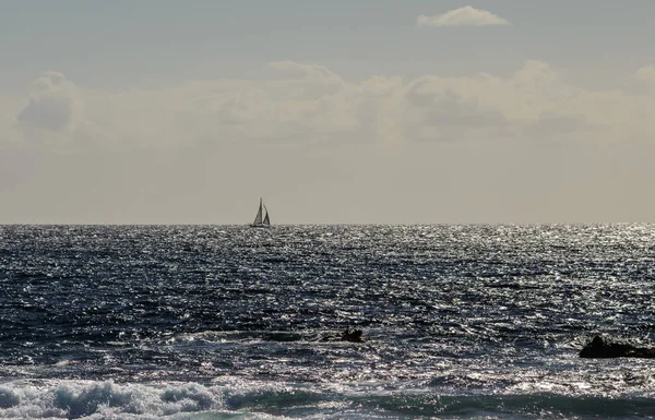 Фантазия заката парусника с силуэтом лодки, плывущей вдоль — стоковое фото