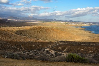 Costa del Silencio, Tenerife, okyanus kıyısında sarı dağ.