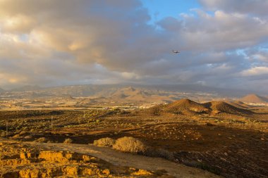 Dağların güzel manzara. İyi akşamlar, bulutlar.