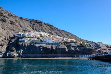 Los Gigantes. Dağlarda güzel rahat şehir. Tenerife Adası.