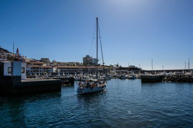 Yat Limanı Los Gigantes gider. Dağlarda güzel rahat şehir. Tenerife Adası.