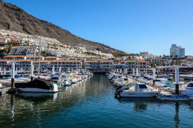 Yat Limanı Los Gigantes içine. Dağlarda güzel rahat şehir. Tenerife Adası.