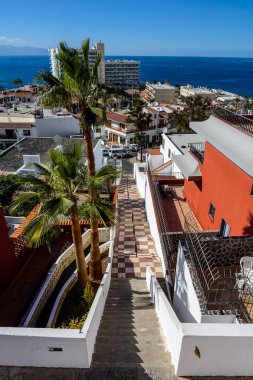 Los Gigantes güzel adımlar. Tenerife. Beyaz köyün tarihi şirin dar sokakları