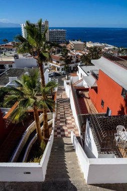 Los Gigantes güzel adımlar. Tenerife. Beyaz köyün tarihi şirin dar sokakları