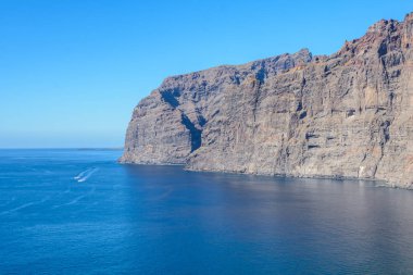 los gigantes kayalıklarla görünümü. Tenerife, Kanarya Adaları, İspanya