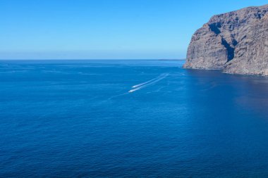 los gigantes kayalıklarla görünümü. Tenerife, Kanarya Adaları, İspanya