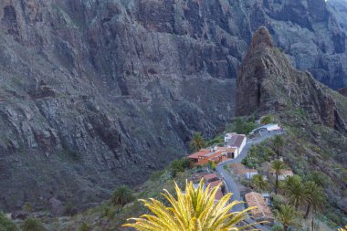 Avuç içi ve dağlar, Tenerife, Kanarya Adaları ile Masca köy görünümü