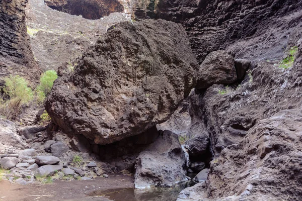 Randonnée pédestre dans Gorge Masca. d'énormes rochers couvrent le sentier île volcanique. Montagnes de l'île de Tenerife . — Photo