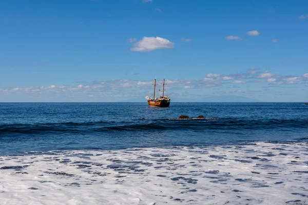 Hermosa y tranquila Playa Masca. Barco pirata llegando a la isla... isla volcánica. Montañas de la isla de Tenerife, Islas Canarias, España — Foto de Stock