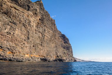 Tenerife adasında Los Gigantes kaya tekneden görünümü - Kanarya İspanya