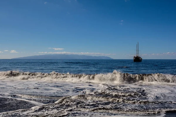 Hermosa y tranquila Playa Masca. Barco pirata llegando a la isla... isla volcánica. Montañas de la isla de Tenerife, Islas Canarias, España — Foto de Stock