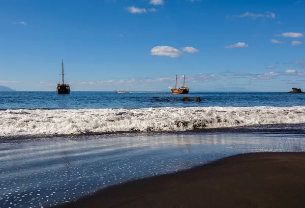 Hermosa y tranquila Playa Masca. Barco pirata llegando a la isla... isla volcánica. Montañas de la isla de Tenerife, Islas Canarias, España — Foto de Stock