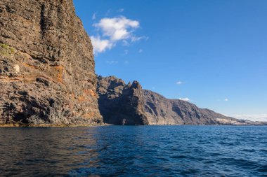 Tenerife adasında Los Gigantes kaya tekneden görünümü - Kanarya İspanya