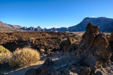Volkanın kara donmuş lavları yakın mesafede.