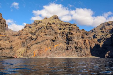 Tenerife adasında Los Gigantes kaya tekneden görünümü - Kanarya İspanya